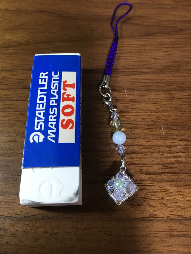 小さく可愛い十字架のお守りストラップ　子供さんの成長に