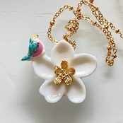 【SALE】nach ナッシュ 【鳥と梨の花】ペンダント ネックレス ミニチュア 24金メッキ 真鍮 陶器 アニマル ネックレス バード 鳥 花 ギフト プレゼント かわいい おしゃれ 女性 彼女 プレゼント 誕生日 ホワイトデー 磁器 金