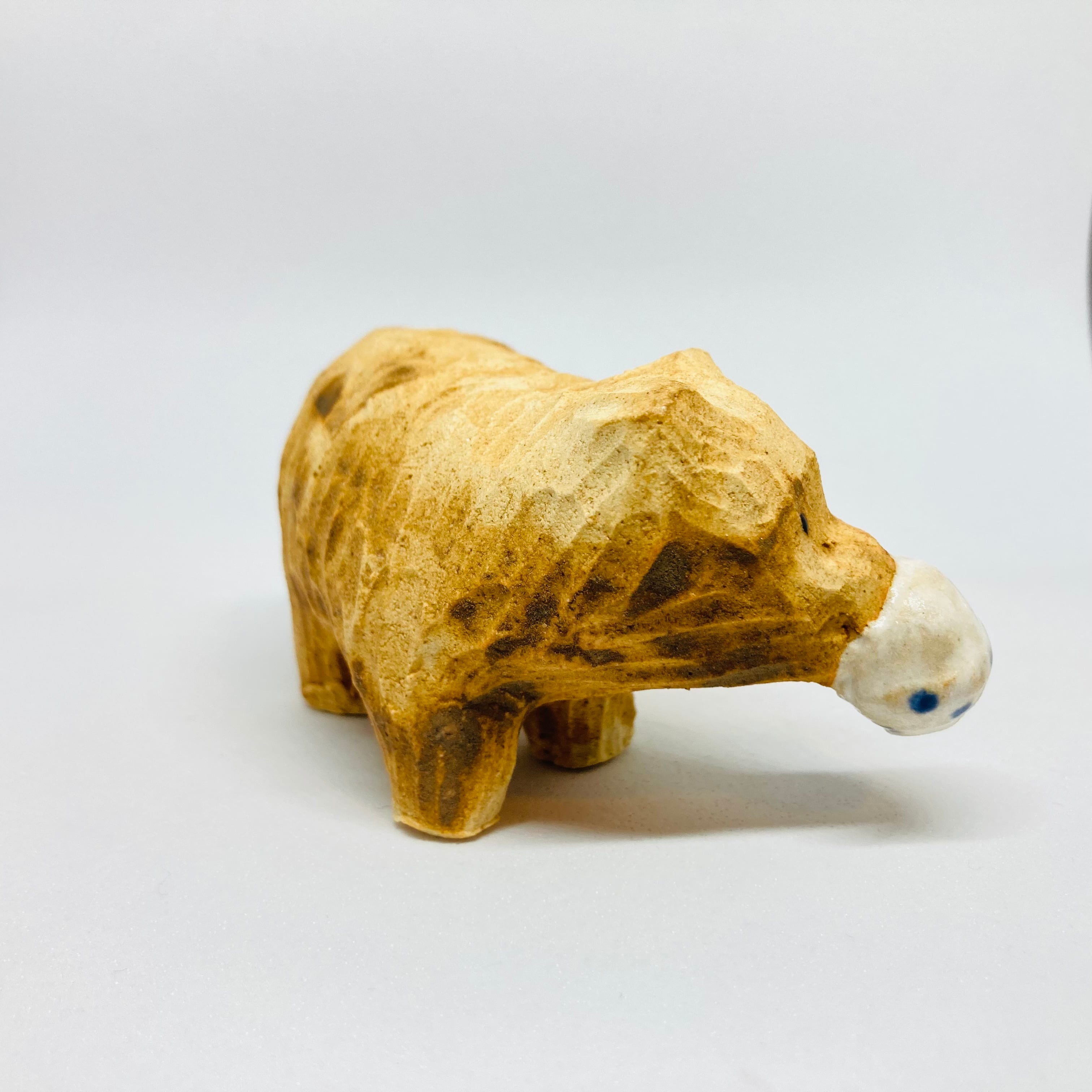 木彫り熊（ごはん）の置き物 / すずきたまみ / 陶芸作品 | ヤマトと