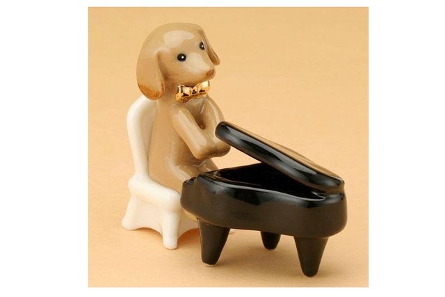 ピアノを演奏する犬