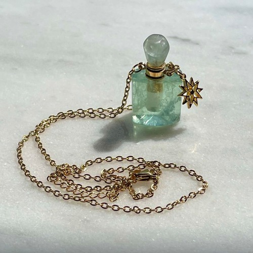 【訳アリ】【超美石】美しいフローライトの香水瓶　ペンダント（虹入り）　（チェーンつき）　3785