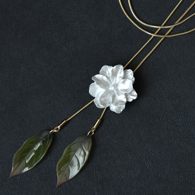 名も知らぬ花｜ホワイトラメの花が咲くループタイネックレス／シンプル 清楚 ロマンチック ナチュラル デート
