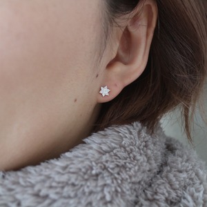 雪の結晶ピアス