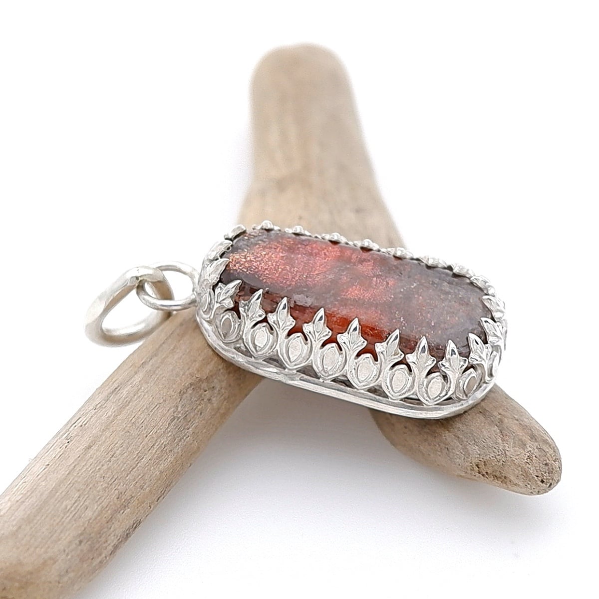 タンザニア産パープルヘイズサンストーンの飾り枠ペンダント ～幻惑の