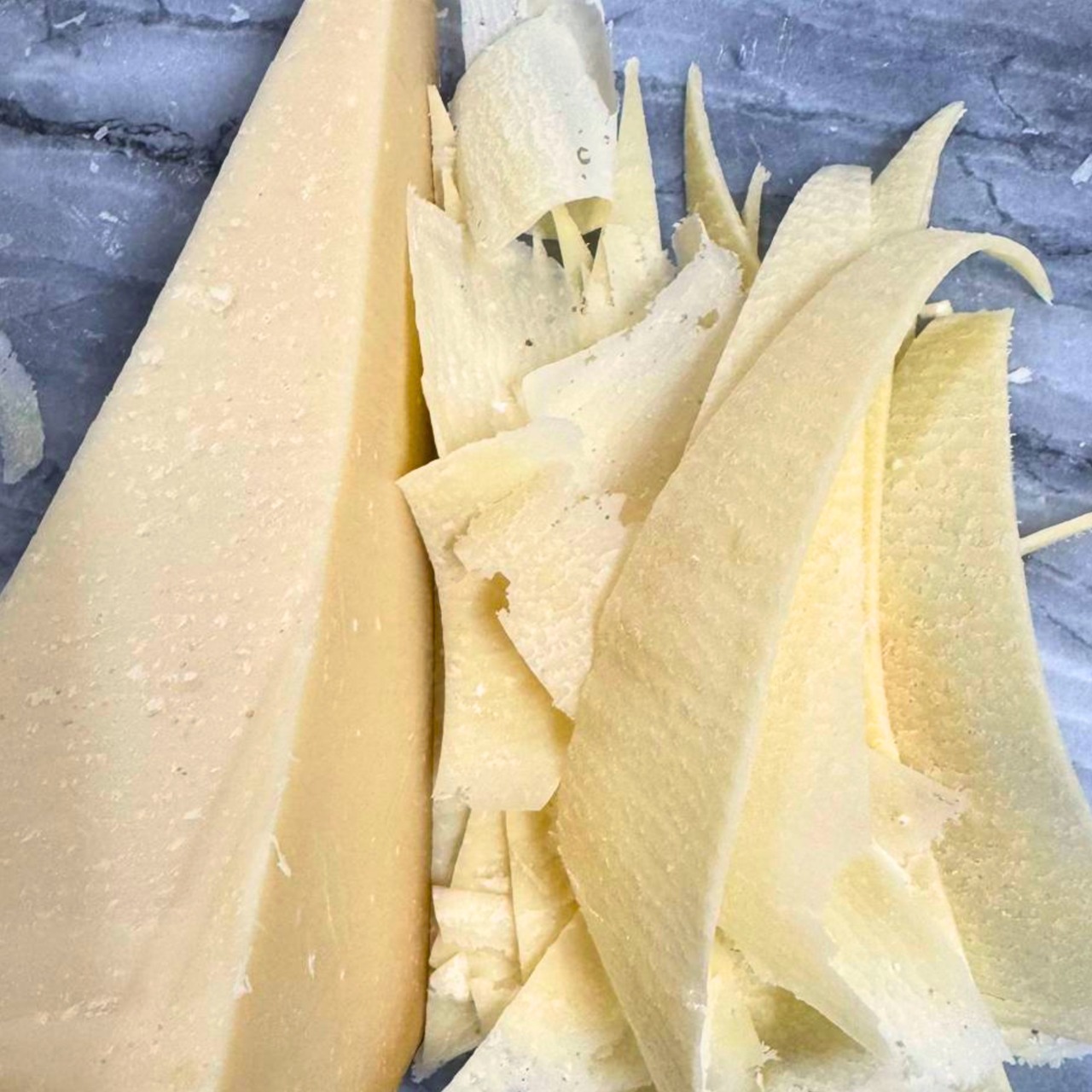 パルミジャーノ・レッジャーノ DOP 24ヶ月熟成 グラスフェッド シェーブチーズ 10kg 業務用 Grass-Fed Parmigiano Reggiano DOP 24-Month Aged Shaved Cheese 10kg | Large Bulk for Professional Kitchens