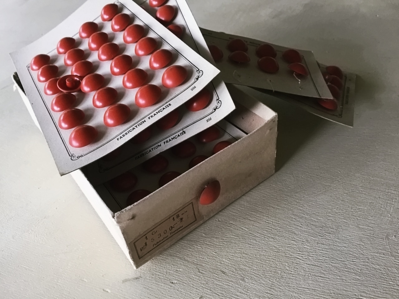 30s フランス 12p ルージュのお伽話  丸いボタン 赤色 アンティーク