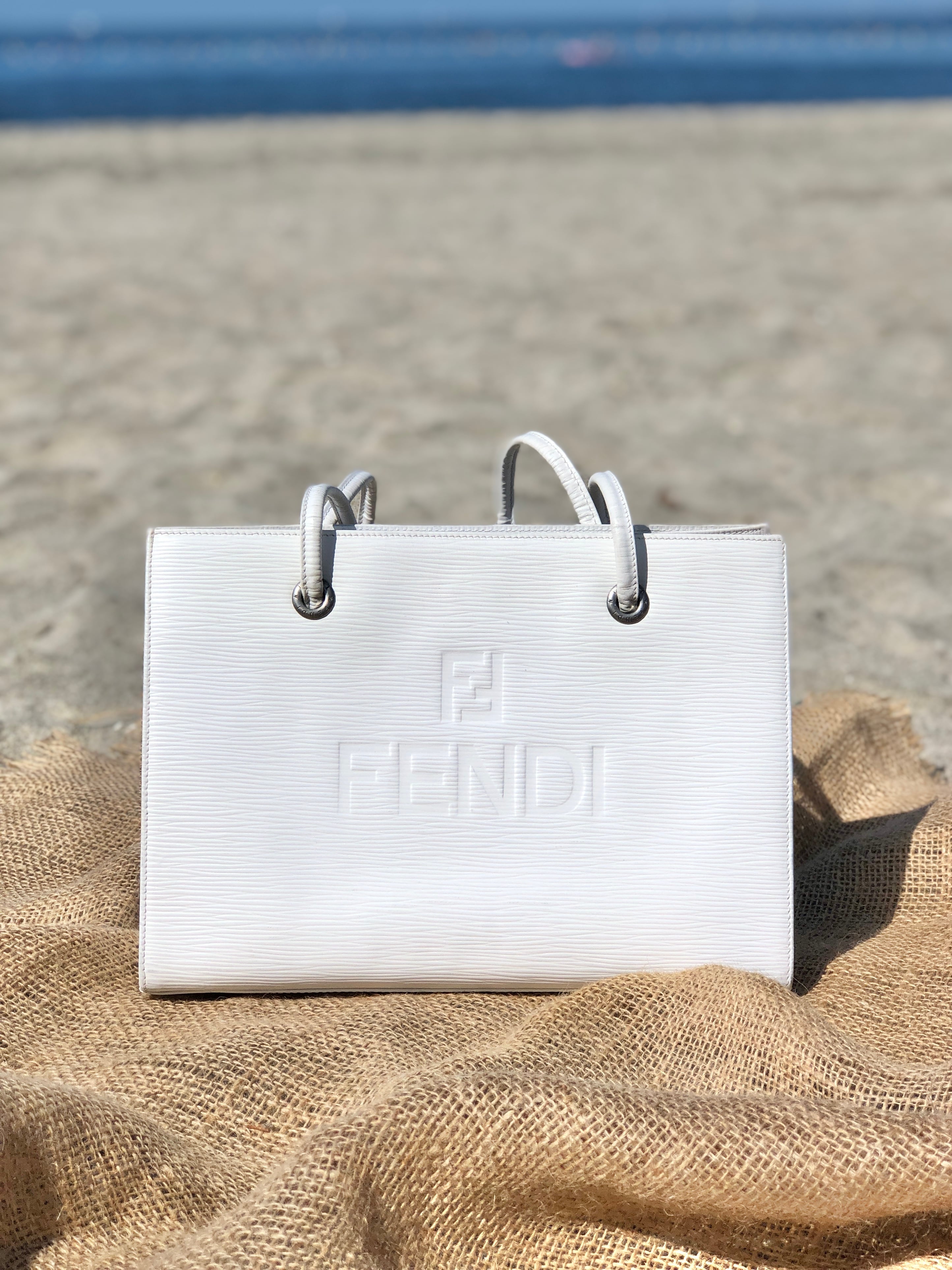 FENDI フェンディ ロゴ型押し エンボスレザー ショルダーバッグ