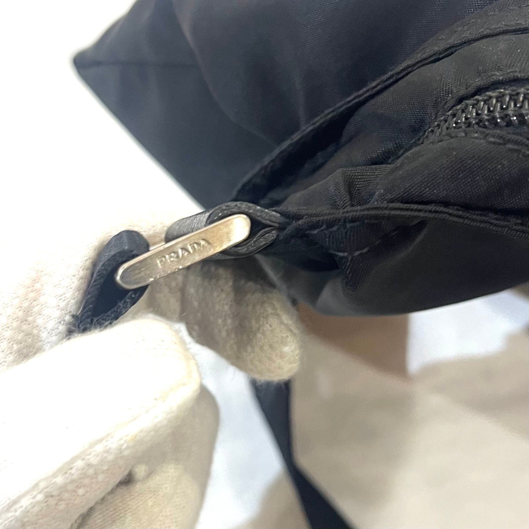 PRADA】超軽量ナイロンショルダーバッグ 三角ロゴプレート ブラック