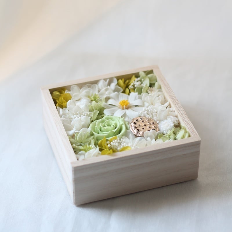 フルールcube”蓮”【プリザーブドフラワー仏花】桐箱入りお供え花とお
