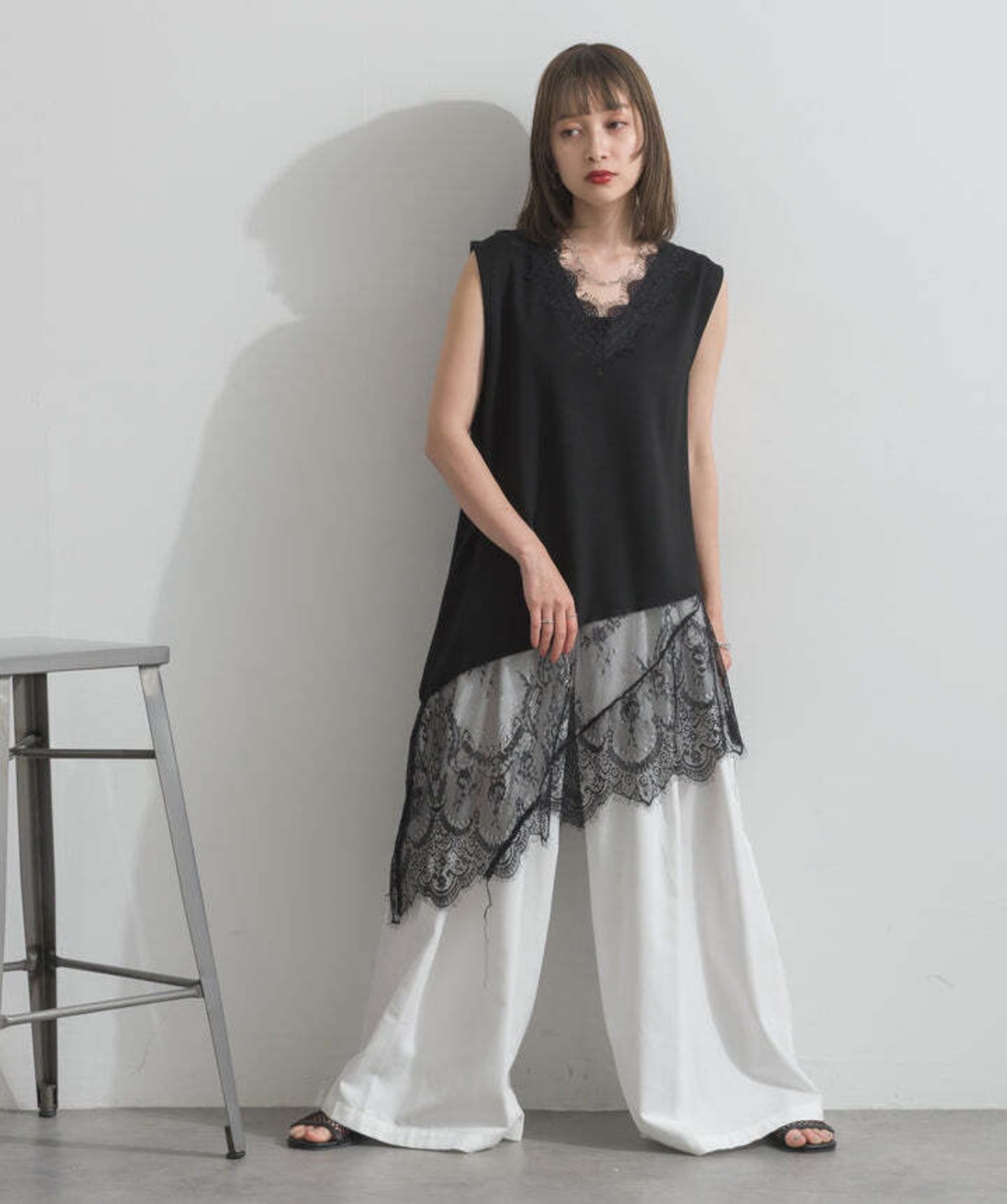2603015 レースヘムレイヤードノースリーブトップス black