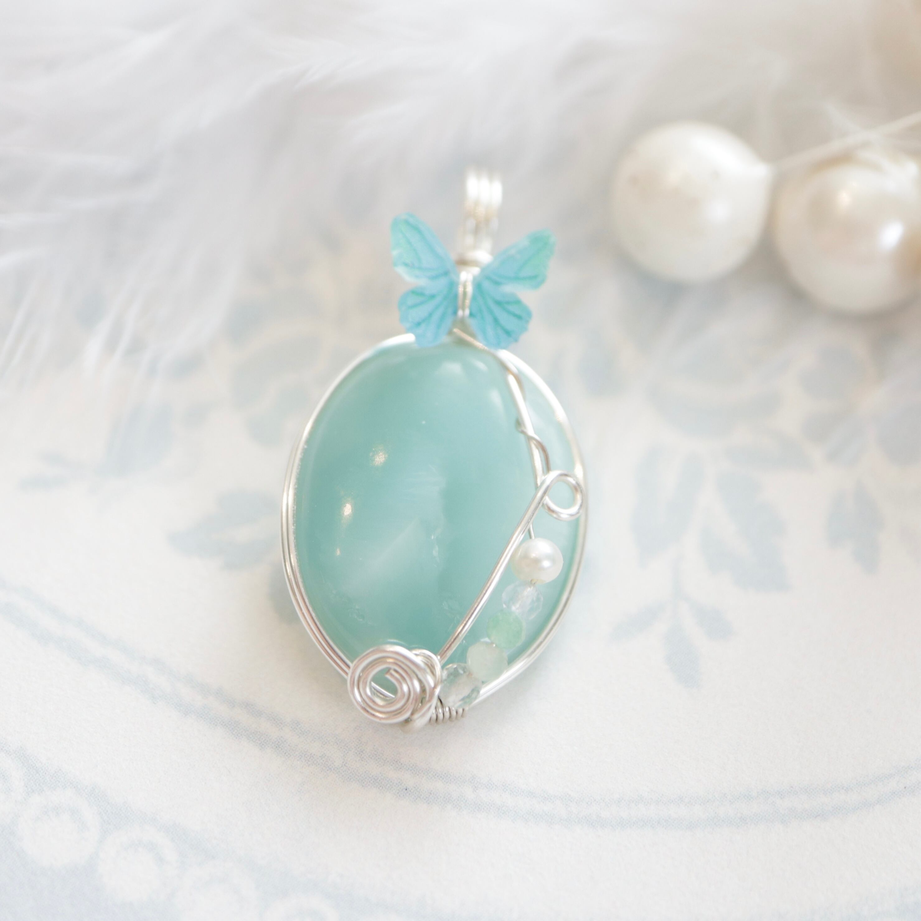 【1点もの】ヘミモルファイトのペンダントトップ《空に舞う青い蝶》|やさしい空色に癒される天然石アクセサリー