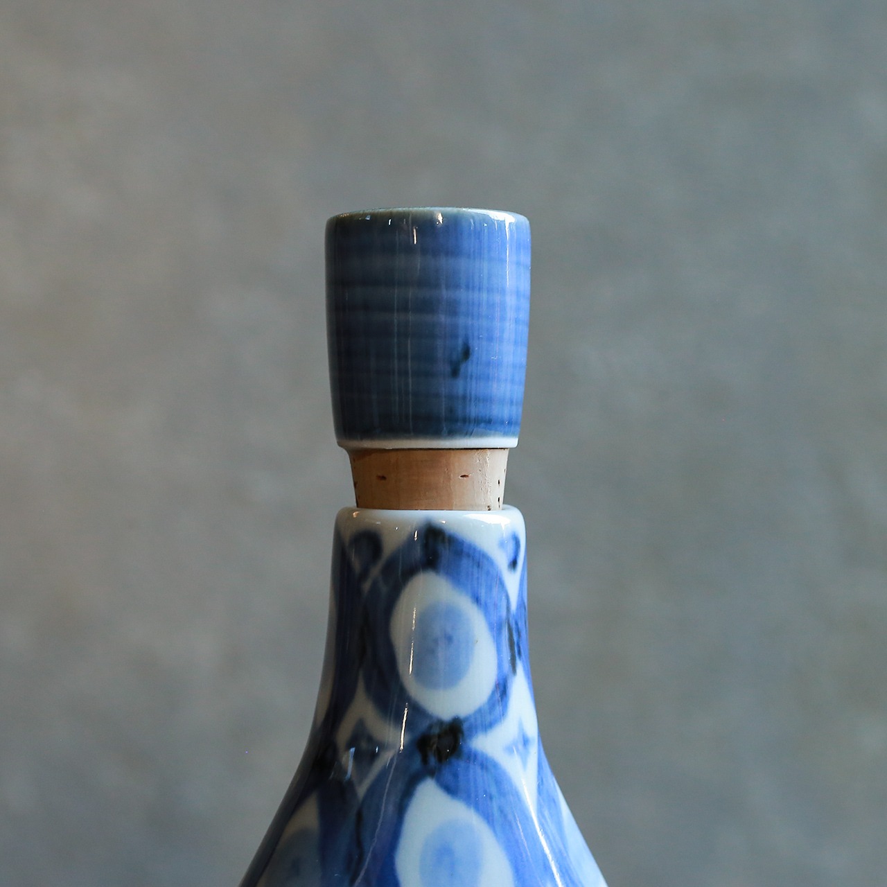 手描きの模様が美しい、陶器のボトル 3