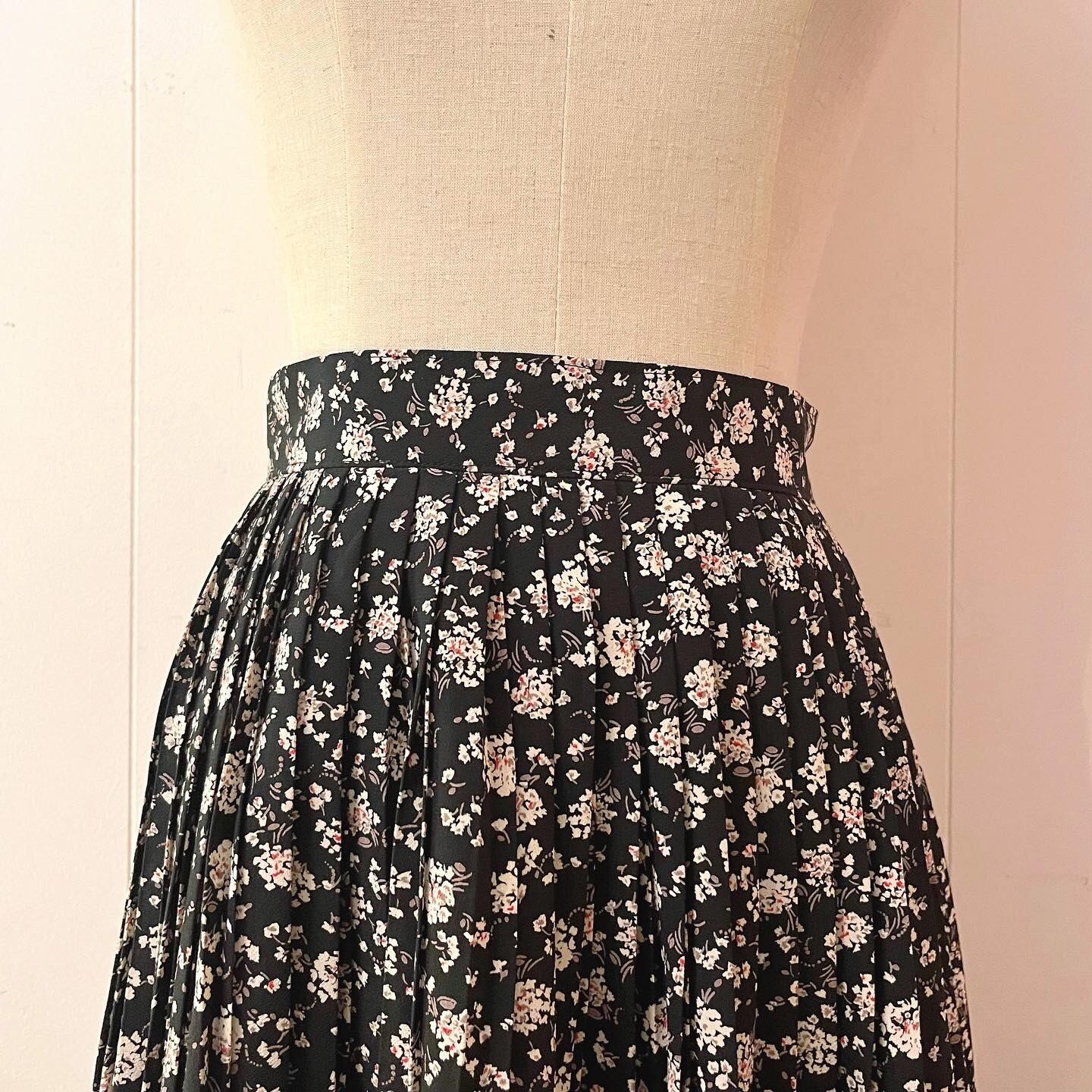 white mini flower pleats skirt