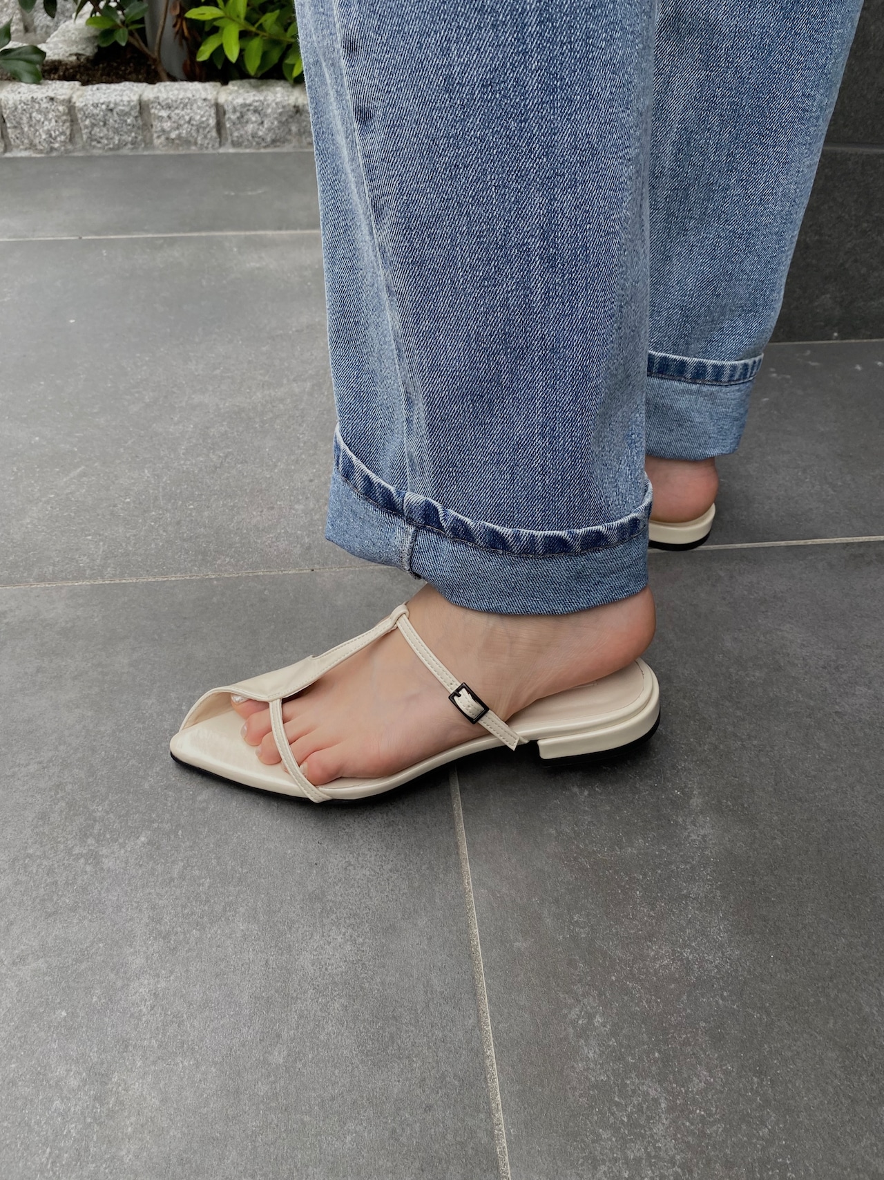 asymmetry toe fragile strap sandal