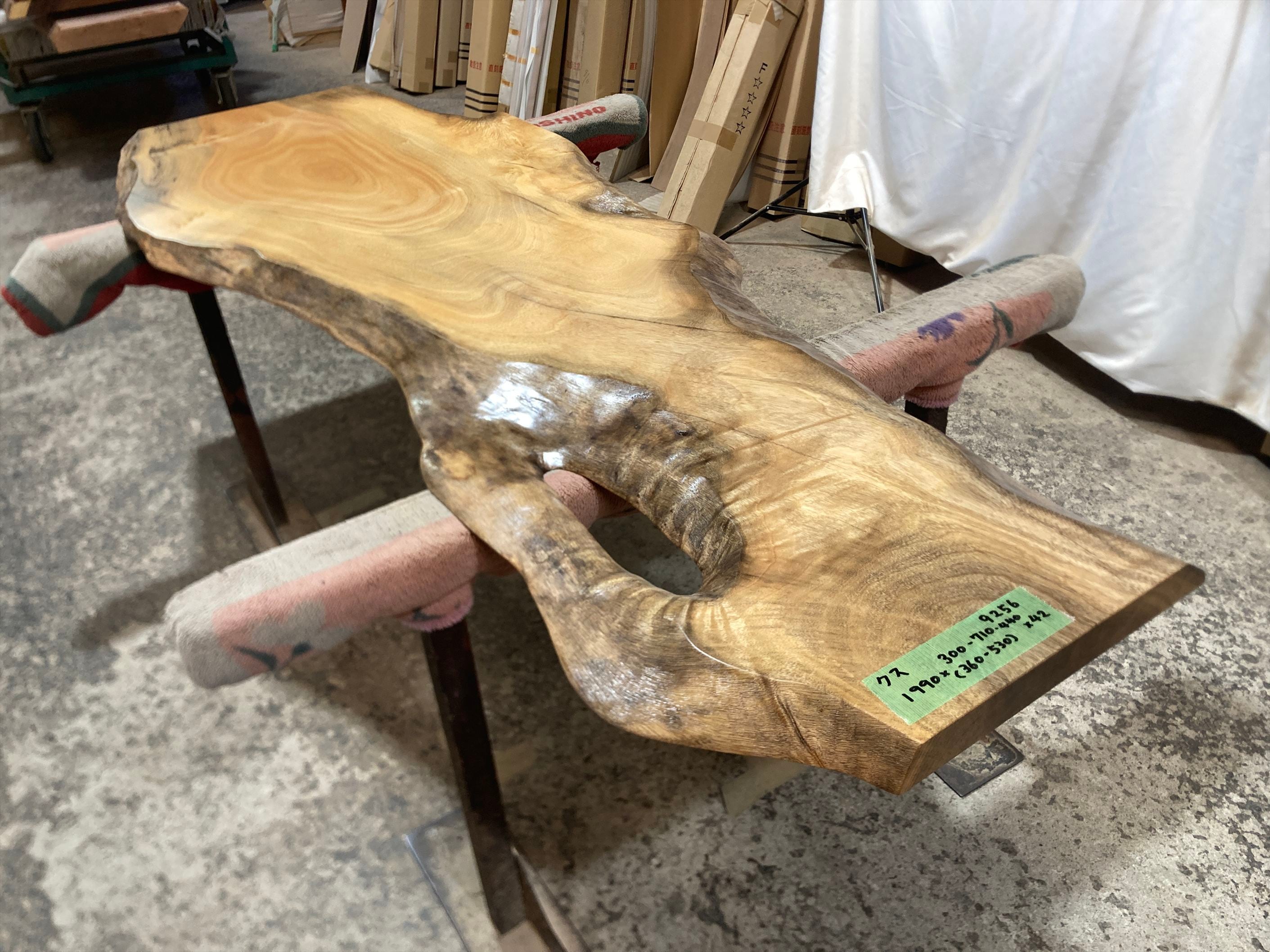 天然木　楠　一枚板　テーブル 　円卓　くすのき　変木　93 一枚板テーブル 楠(くす)｜【公式】KIDOMEIMOKU オンライン