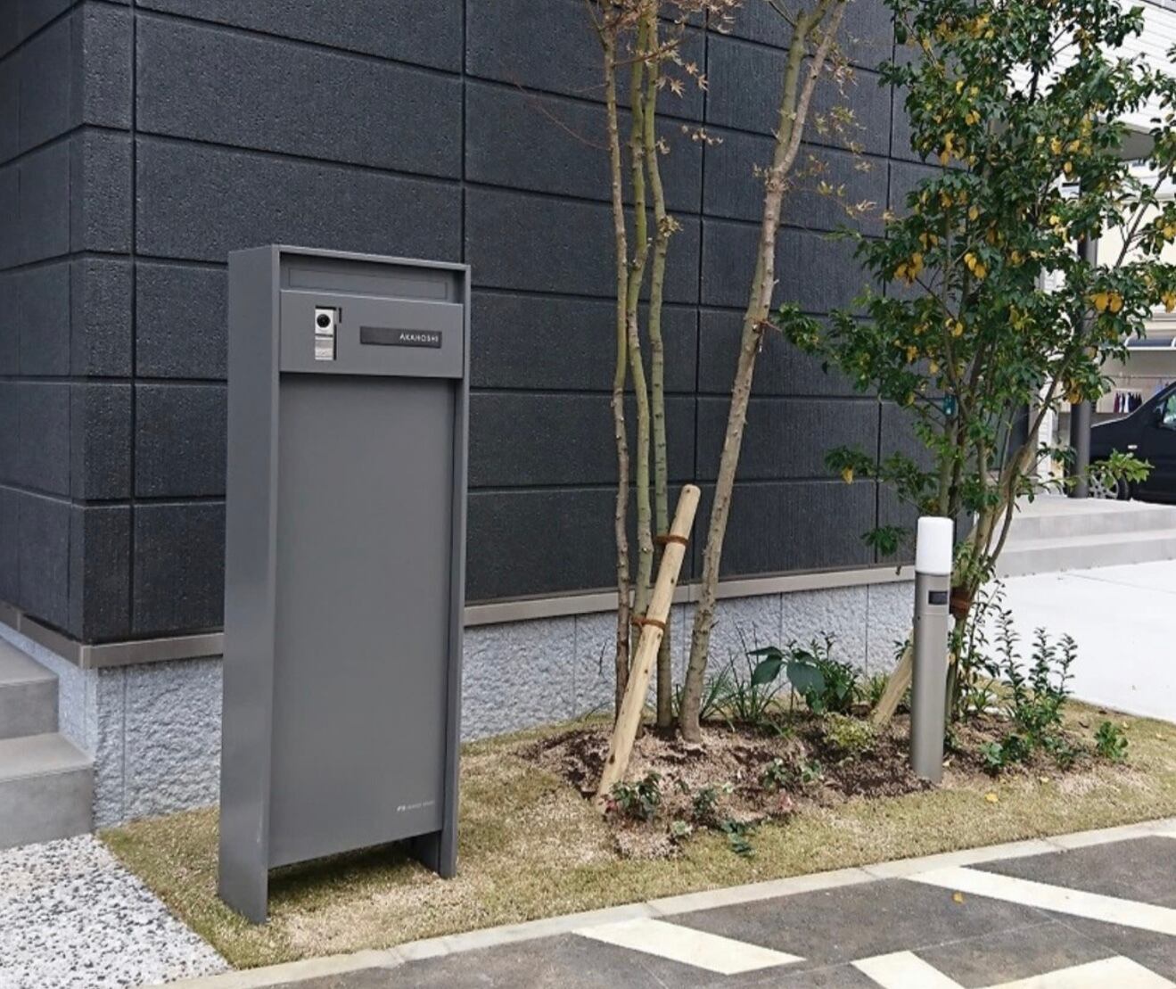SW06 - 宅配ボックス付のシンプルなデザイン機能門柱 | Pay ID SW06 - 宅配ボックス付のシンプルなデザイン機能門柱 | Pay ID
