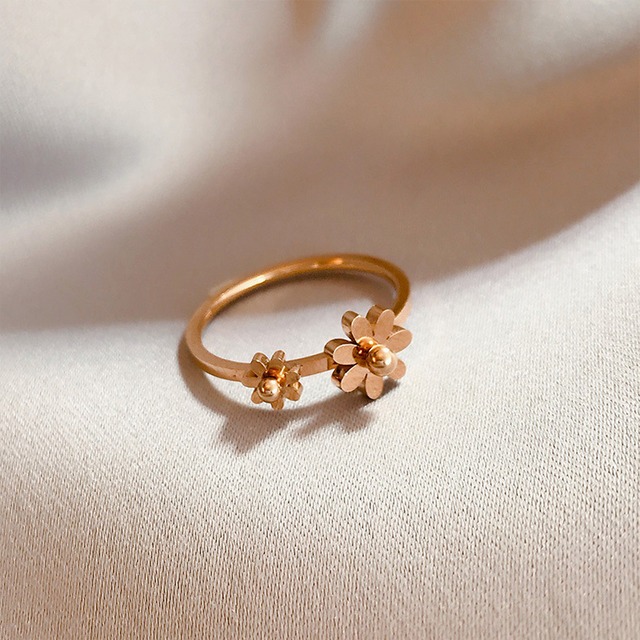 リング 指輪 ゴールドリング フラワーリング アクセサリー かわいい 大人可愛い きれいめ シンプル 大人 上品 おしゃれ お洒落 レトロ 大人可愛い 大人女子 ラブリー キュート ガーリー エレガント とろみ感 抜け感 フラワー オールシーズン シーズンレス 誕生日 結婚式 二次会 クリスマス バレンタイン 10代 20代 30代 レディース 女性用 女の子 学生 デート お出かけ 女子会 休日 パーティー イベント リゾート 旅行 ホテル ガーデン レストラン お揃い モテ プレゼント ギフト 金色