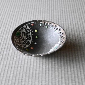 31. 透かし新月黒金小鉢