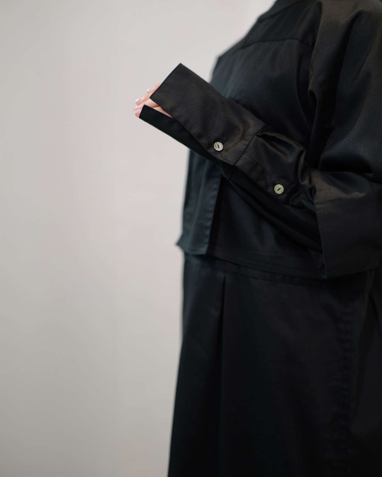 solar - Noren Dress ：Black｜コットンサテン／受注生産（モデル170cm／着丈135cm）