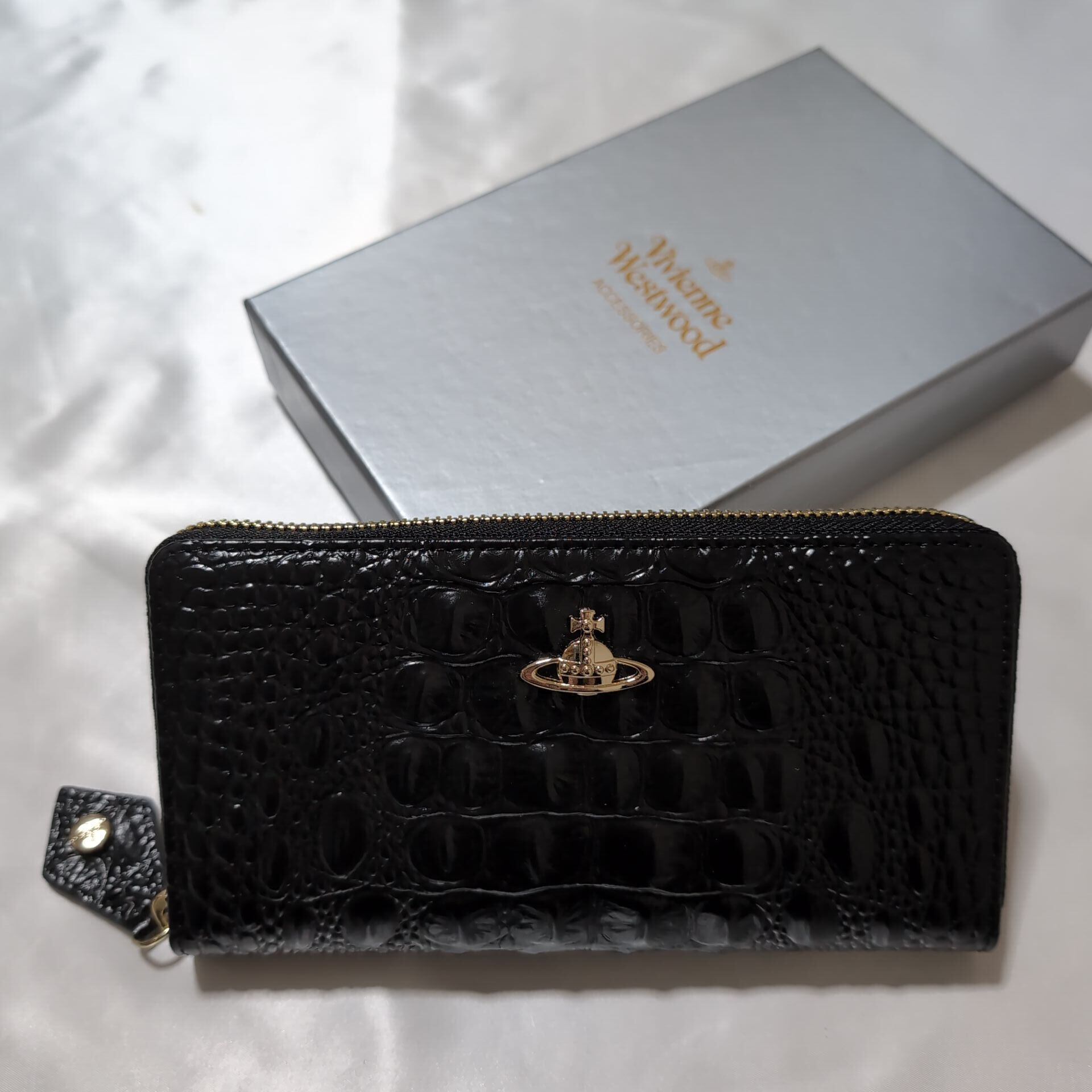 ヴィヴィアンウエストウッド ラウンドファスナー長財布 エンボス