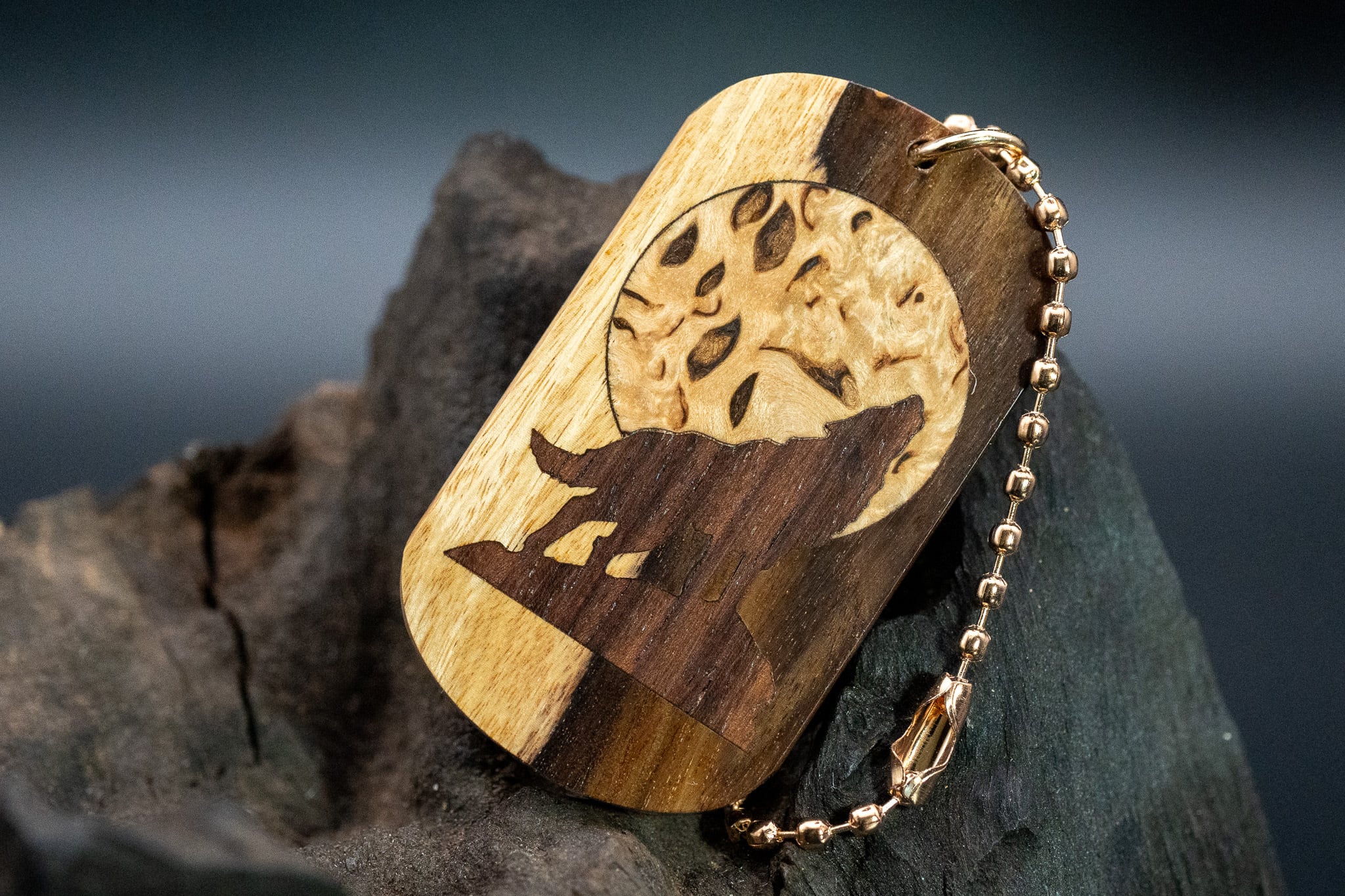 【カリブ海の緑の宝石】コーカスウッド ツートン ドッグタグ 象嵌 月と狼