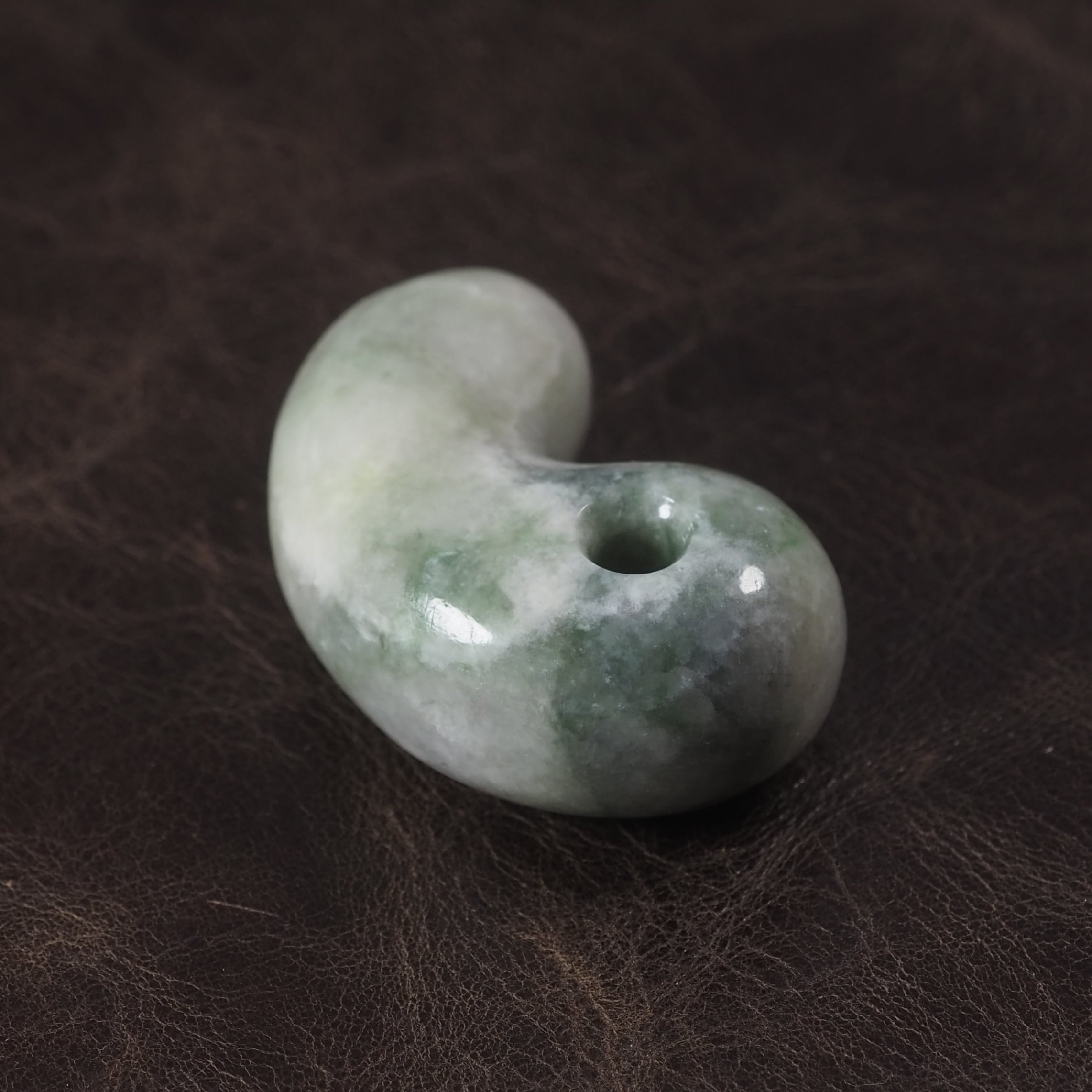 糸魚川翡翠 圧砕 まがたま 勾玉 13.3g Itoigawa crushed Jadeite