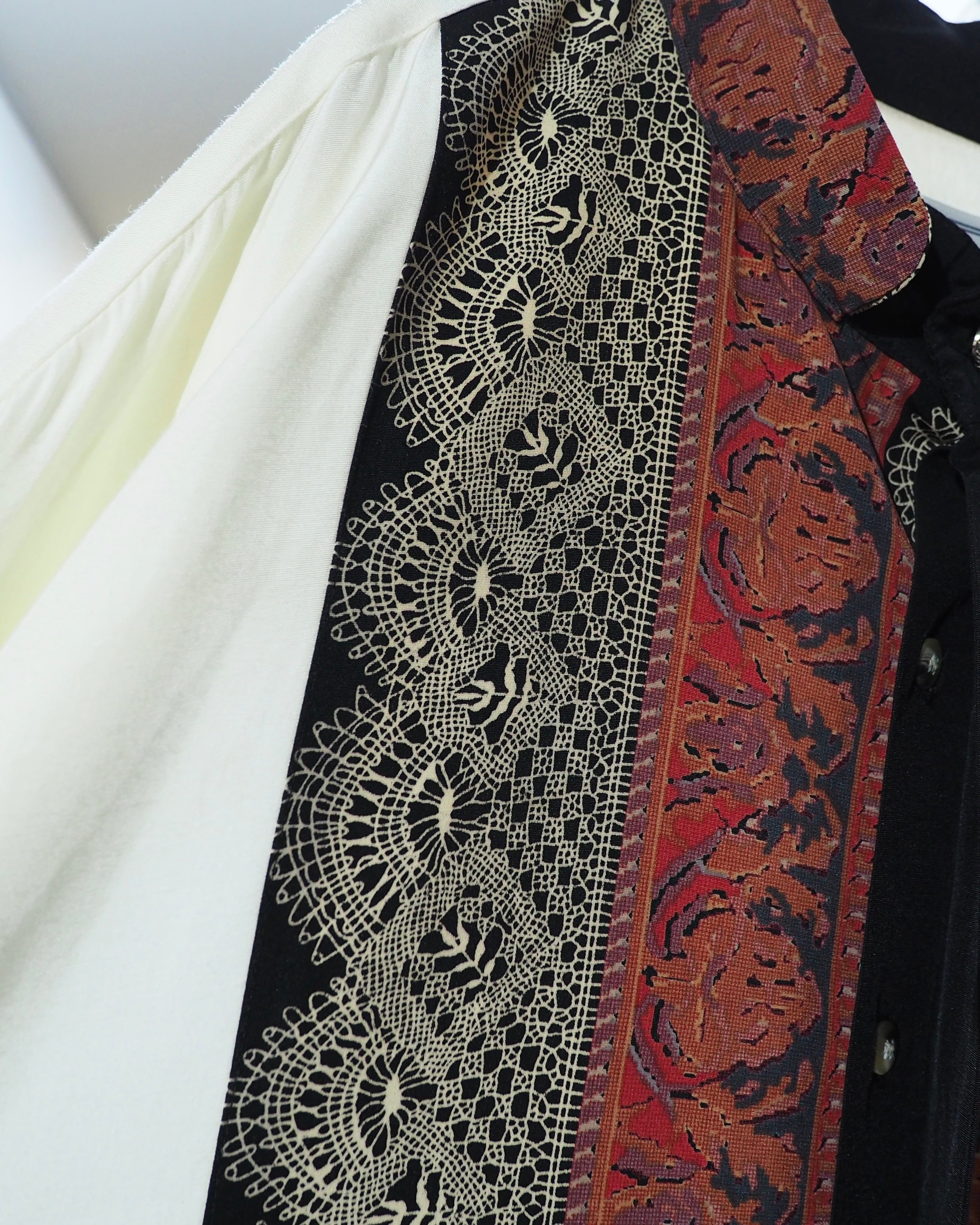 1980 - 90s Beautiful Arabesque × Crochet Lace pattern Switching vintage loose No collar shirt