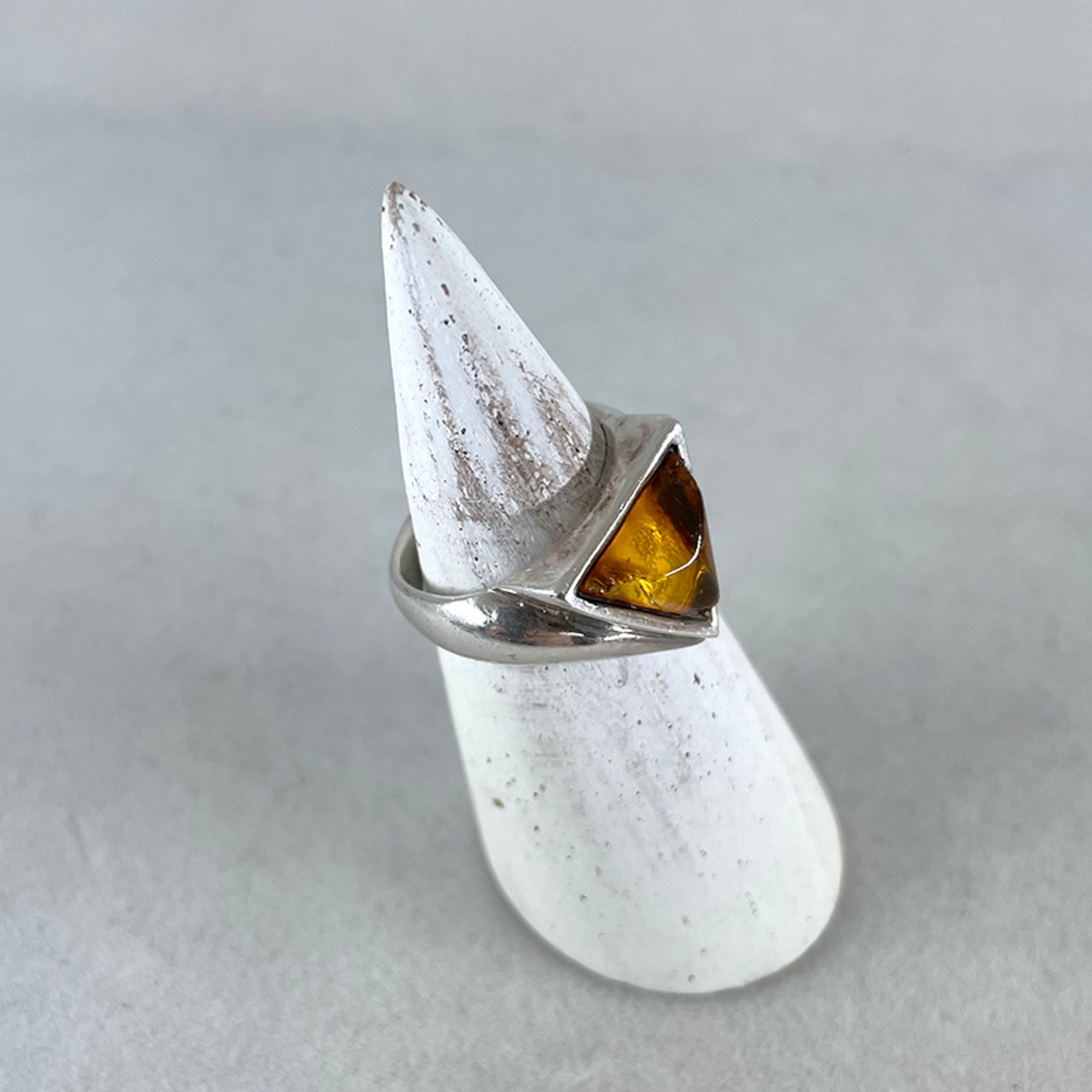 シルバーリング　三角イエロー琥珀　12号　シルバー925　フランス蚤の市 19acb5