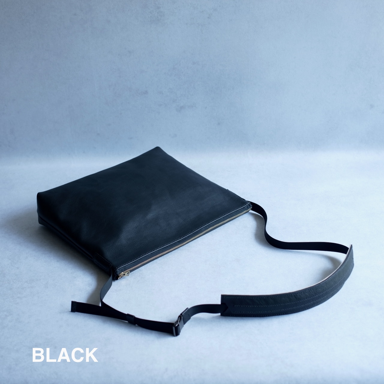 DR SHOULDER BAG 01