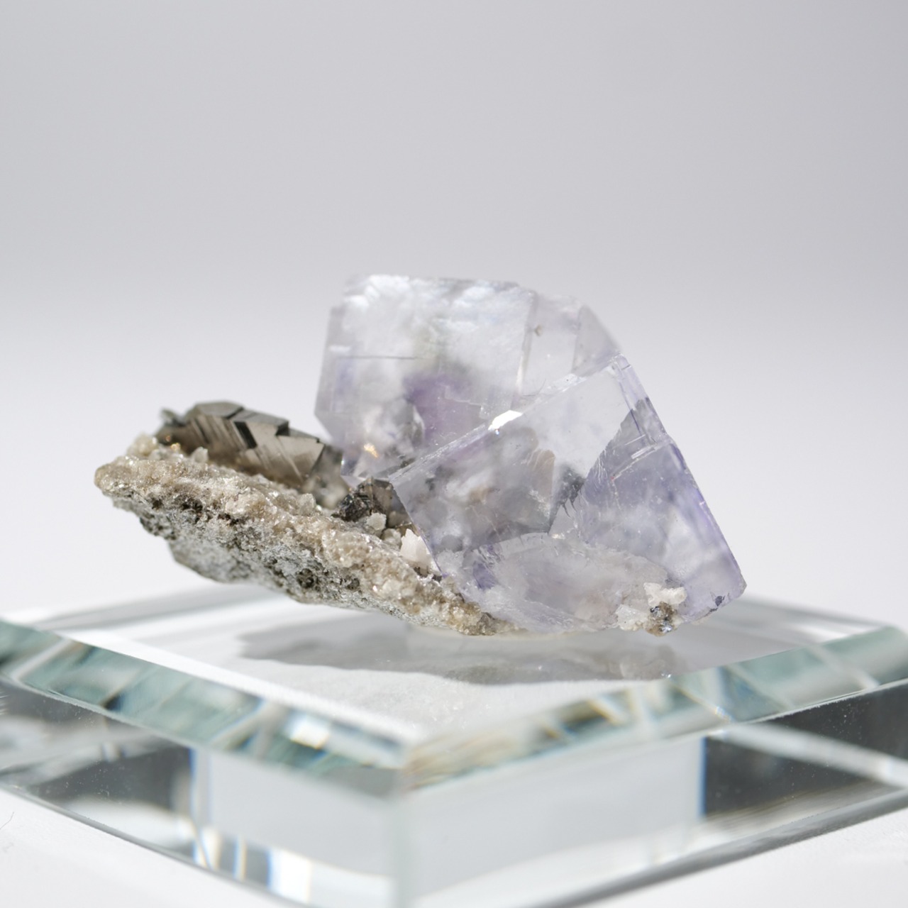 ヤオガンシャン産 フローライト 共生 / 原石 標本【A_3】