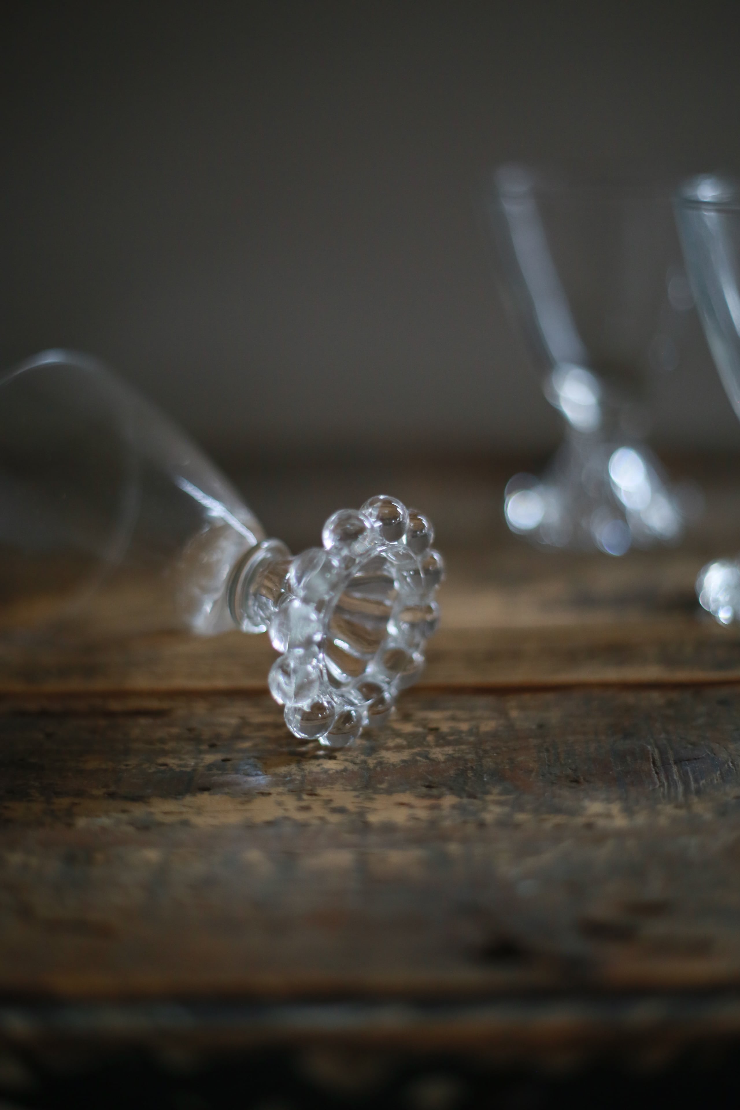 古い米国の脚付きグラス