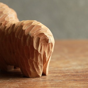 木のぬくもりを感じる、素朴な羊