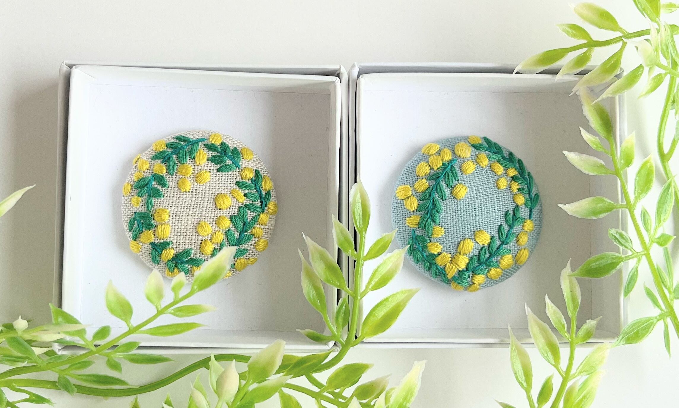 ミモザのリースの刺繍ブローチ【botanical】#349 | j.couture