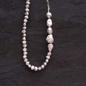 【SV】Baroque Pearl Asymmetry Necklace ／バロックパール アシンメトリー ネックレス（Gray）
