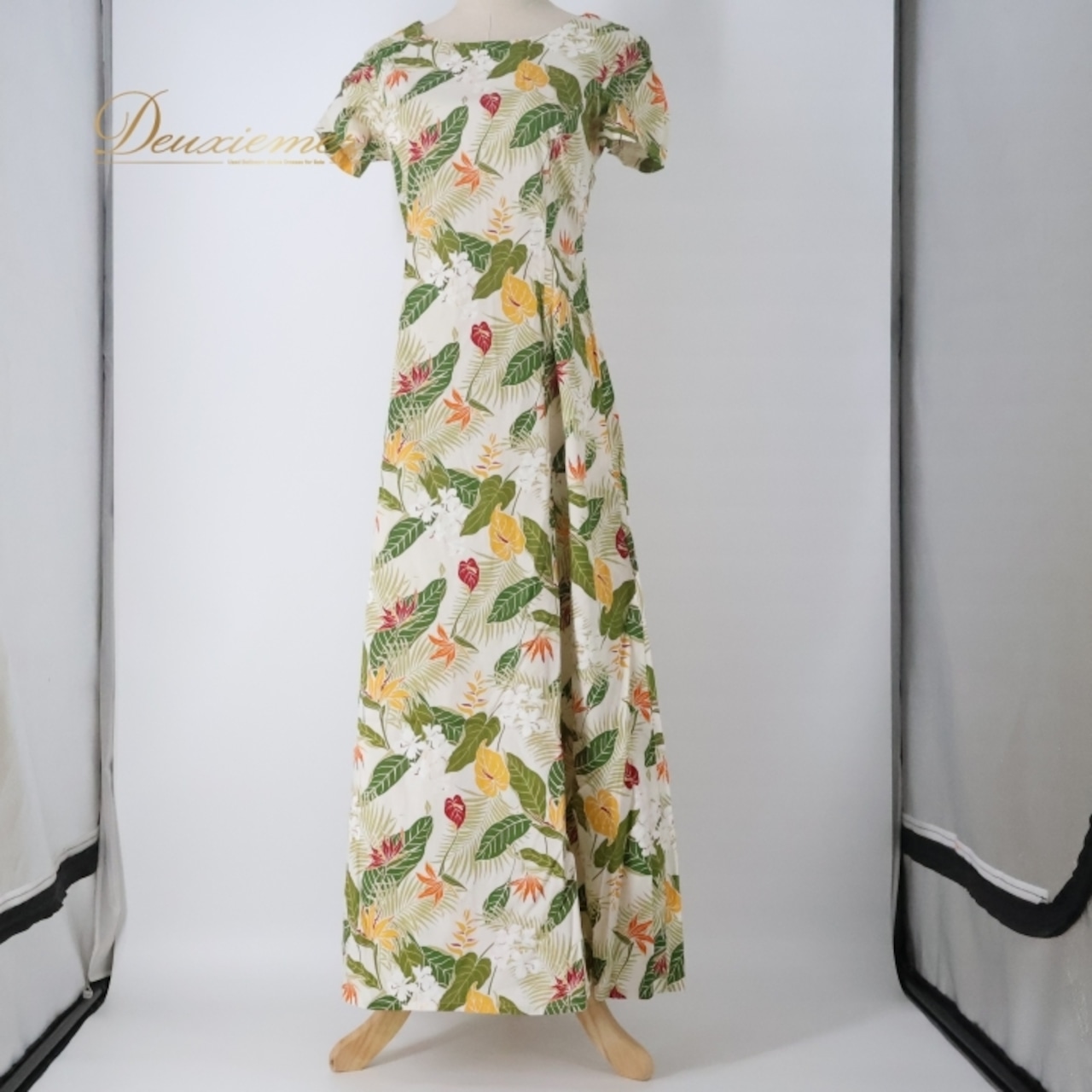 フラダンス 衣装 ワンピース ドレス ホワイト系 ハワイアンプリント 植物柄 花柄 ボタニカル アロハ フラ ダンス レッスン 練習 半袖 かわいい おしゃれ 華やか 鮮やか さわやか グリーン系 イエロー系 オレンジ系 白 緑 黄 橙 レッド系 赤 フレア スカート カラフル リゾート