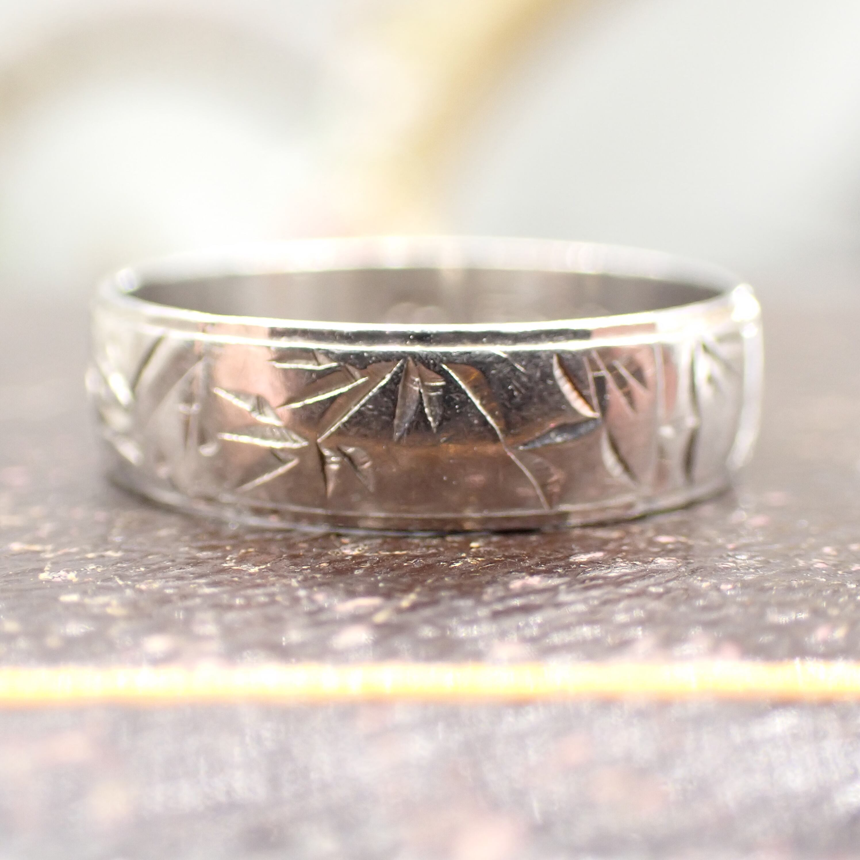 日本の作品】昭和レトロ Pt850 和彫り 彫刻 松竹梅 デザイン