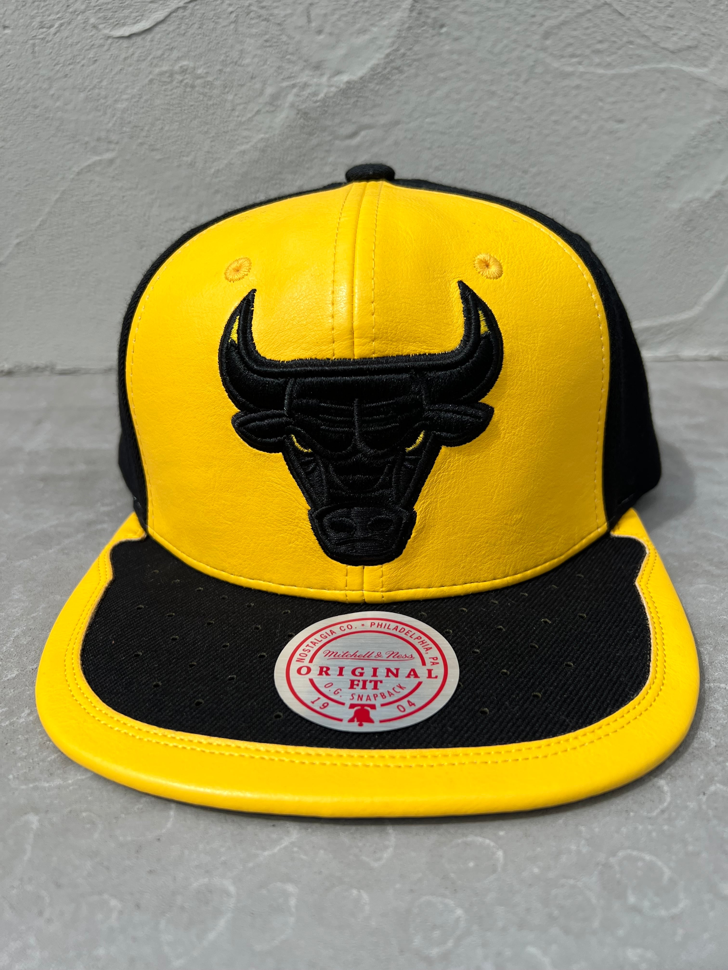 PUレザー Mitchell & Ness CHICAGO BULUS CAP スナップバック ブラック×イエロー サンダーカラー