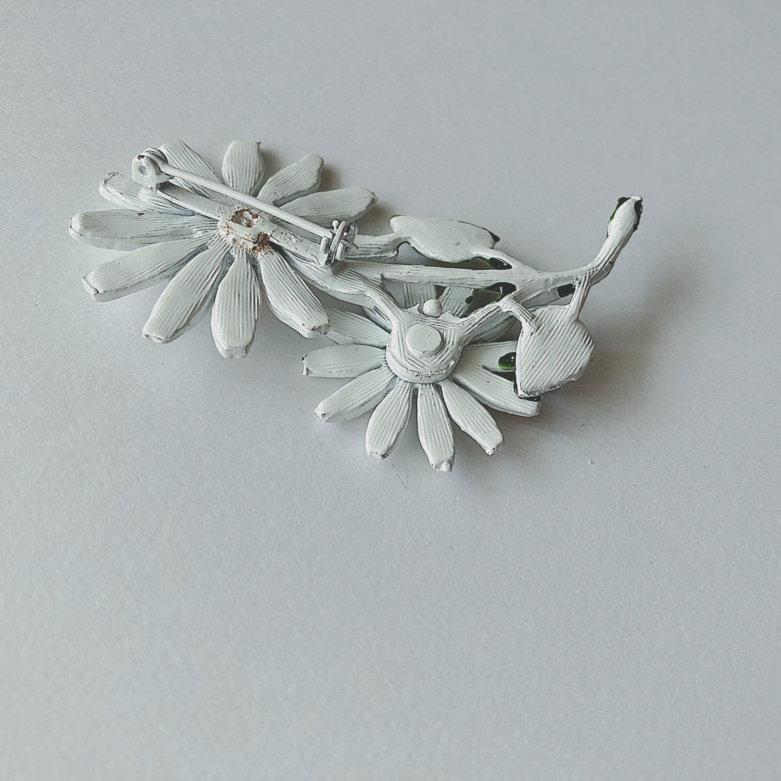 Vintage 60s - 70s white yellow green enamel margaret flower brooch 