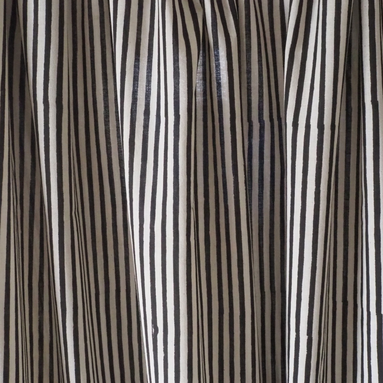 ブロックプリント生地【50cm単位】インド綿  ストライプ柄(細) 生成り×黒 #52310-BK1