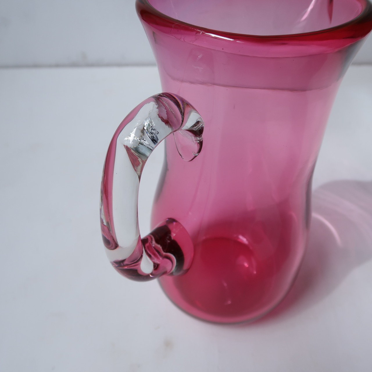 ビビッドピンクの水差し