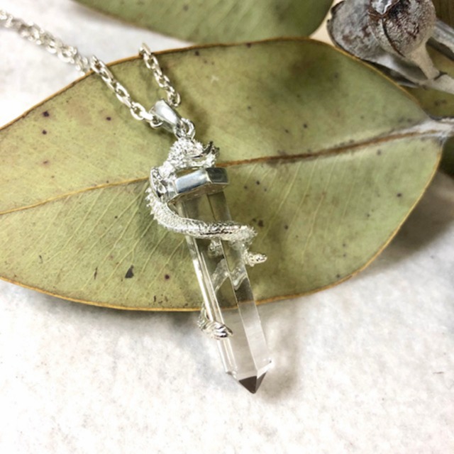 龍巻き水晶 ペンダントトップ 天然石 パワーストーン 水晶 4月誕生石 