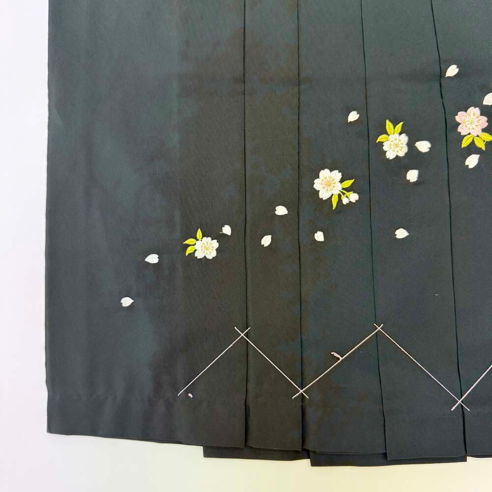 袴 S size 紐下丈87cm 行灯袴 卒業袴 女性用袴  ぼかし 刺繍 緑 中古 4705 袴 S size 紐下丈87cm 行灯袴 卒業袴 女性用袴 ぼかし 刺繍 緑 中古