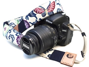 カメラストラップ　4㎝巾　一眼レフ用　両面　紅型デザイン　反物　菊と蝶　紫　