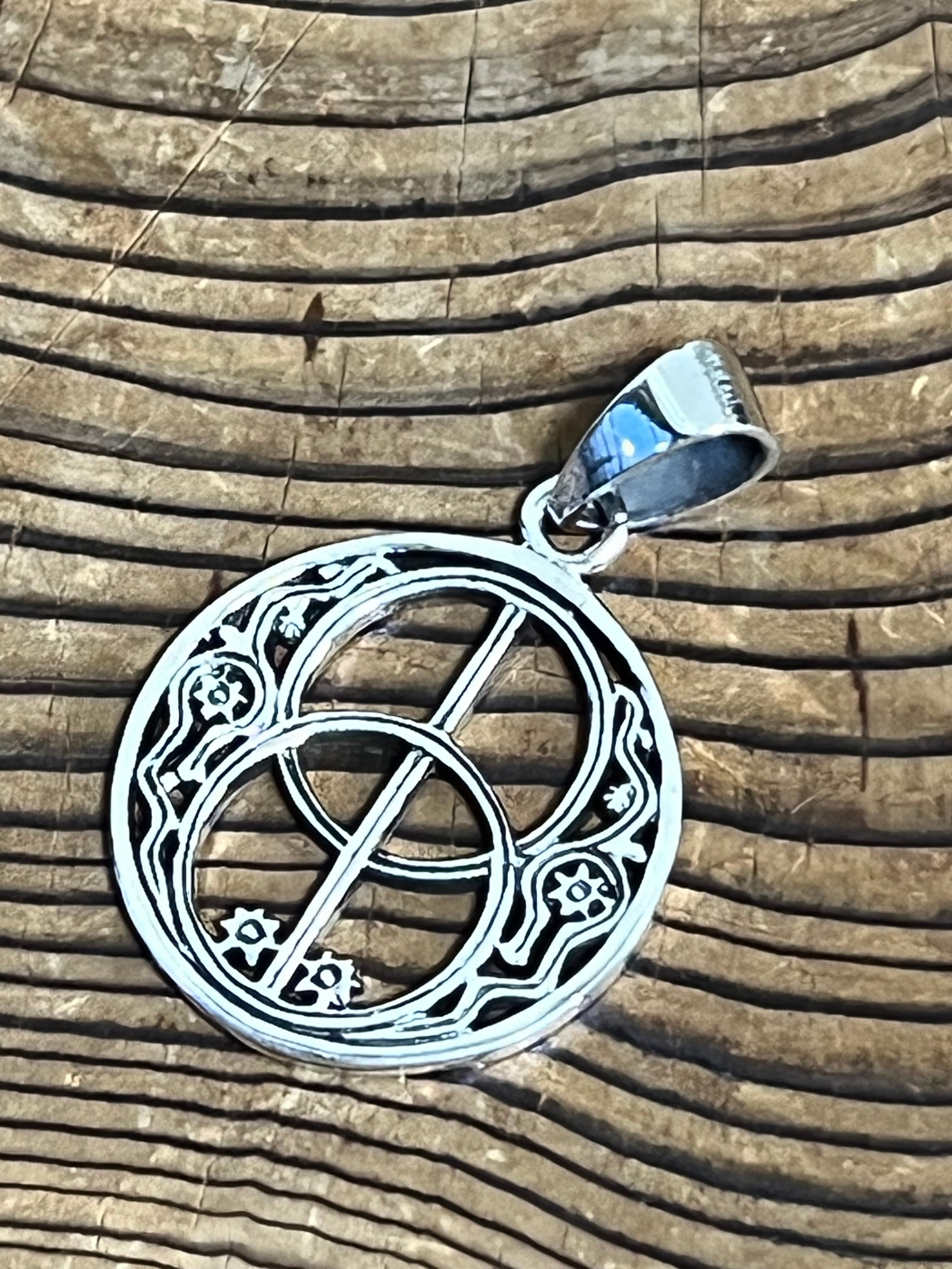 チャリスウェルペンダント