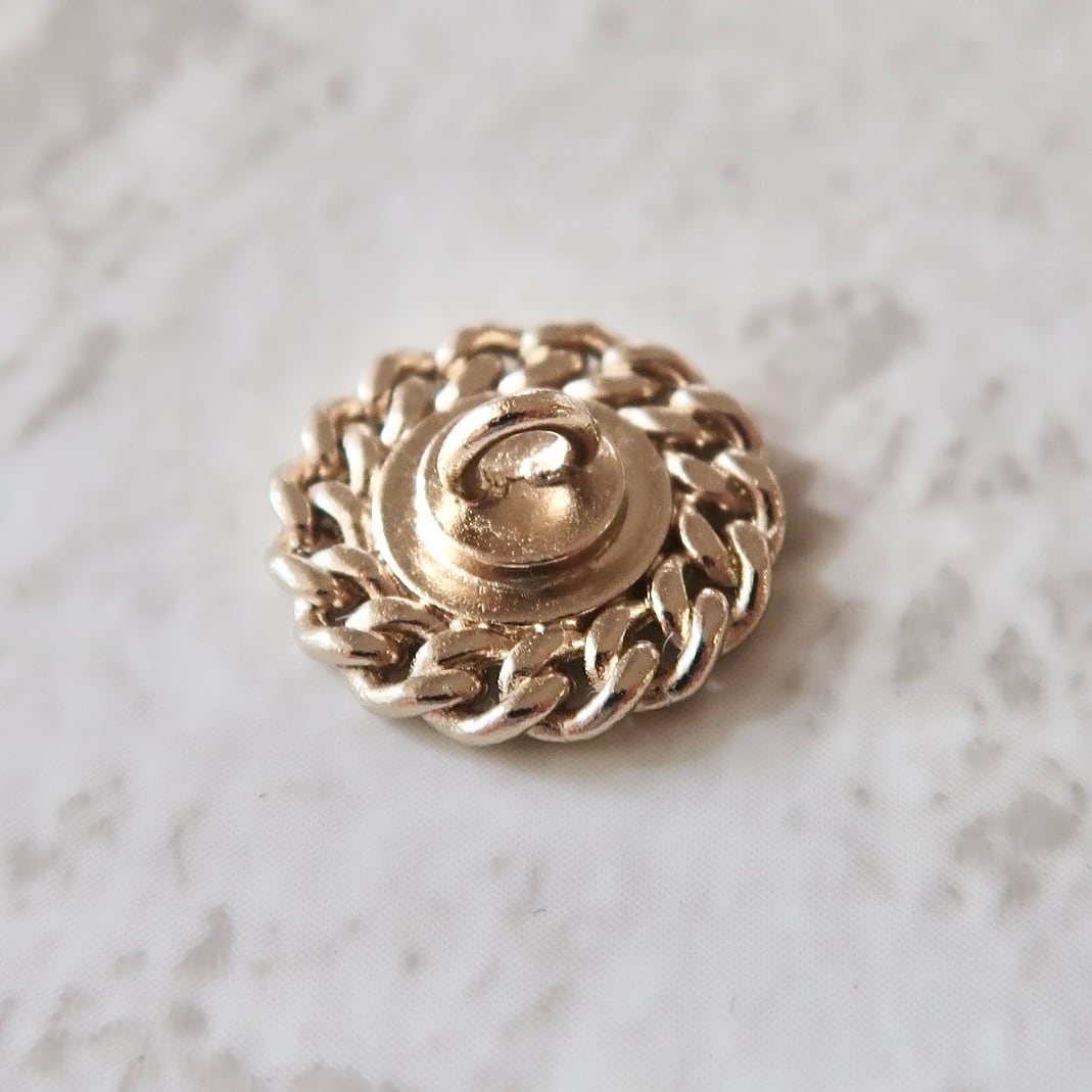 VINTAGE CHANEL BUTTON】ゴールドチェーンフレーム ココマークボタン