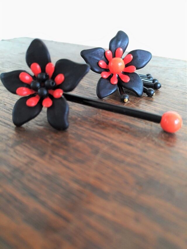 【SALE】黒と朱色のお花ピアス(vintage part)