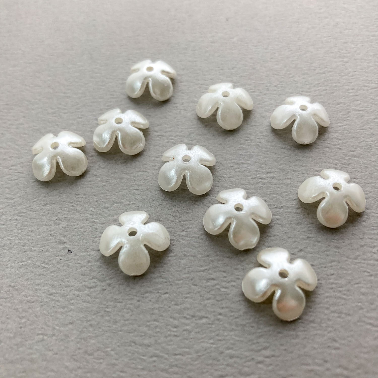 再入荷〉中心穴あきシンプルミニパール4弁花パックS（12mm/10p） | Dua