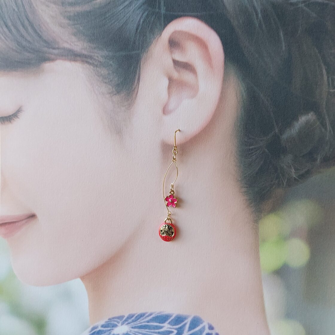 ✿【ピアス or イヤリング 変更可】【だるまとお花 ピアス・イヤリング 