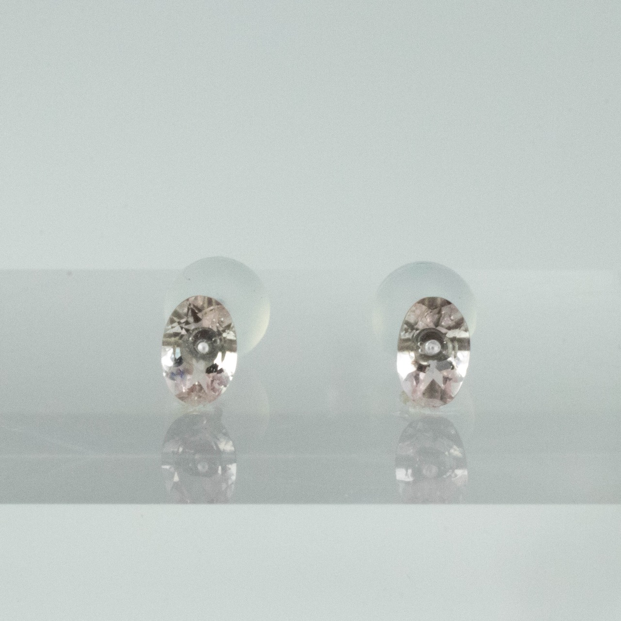 モルガナイト　チタンポストピアス