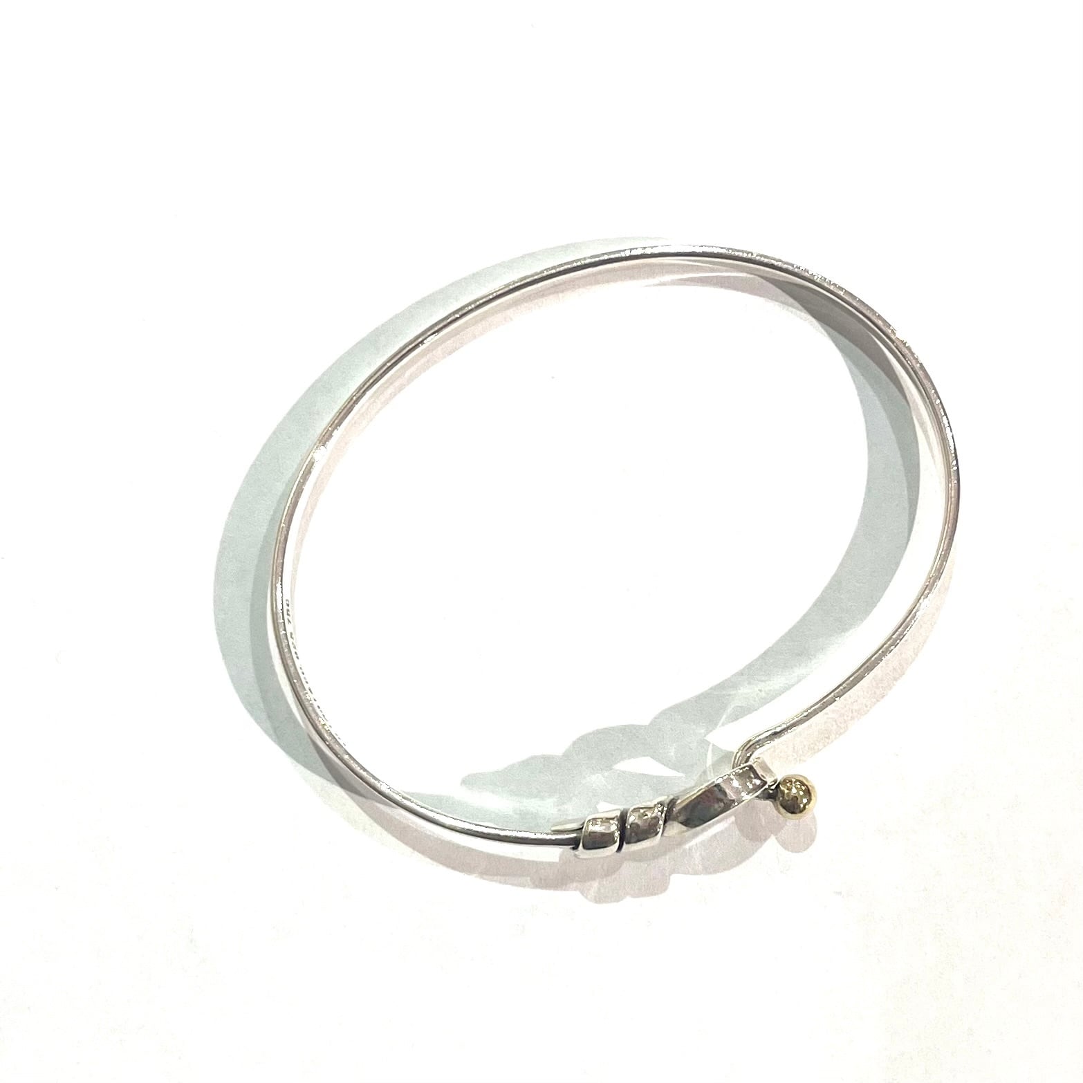 TIFFANY&CO.】2111 フックバングル／シルバー925×K18YG／洗練のコンビ